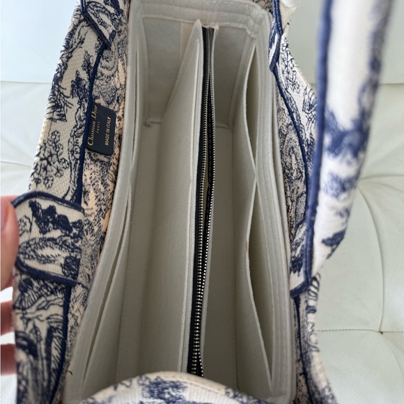 Christian Dior Medium Tote Ecru and Blue Toile de Jouy Embroidery - Picture 17 of 17